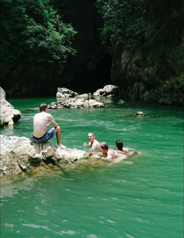 Với nhu cầu trải nghiệm ngày càng cao, một số công ty lữ hành đã bắt đầu đưa suối Bản Án vào lịch trình các tour khám phá Hà Giang. Tiêu biểu, công ty Viettrekking tổ chức tour “Yên Minh – Ngọc Long – Bản Án” kéo dài 3 ngày 2 đêm, kết hợp trekking nhẹ, lưu trú tại homestay người Mông và picnic bên suối. Trong khi đó, Lửa Việt Travel lại xây dựng tour dành cho nhóm gia đình với lộ trình Hà Nội – Quản Bạ – Yên Minh – Suối Bản Án – Đồng Văn, có xe riêng và hướng dẫn viên bản địa đồng hành. Ảnh Blog của Rọt