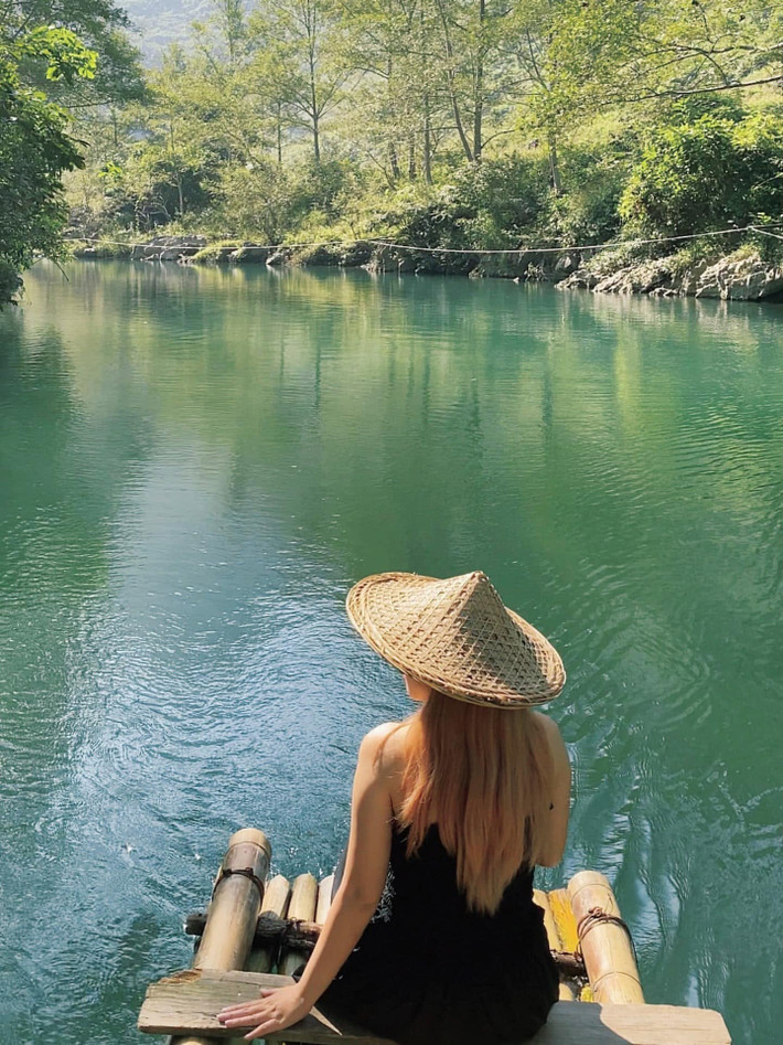 nếu Quản Bạ mê hoặc bởi “núi đôi cô tiên”, Đồng Văn nổi tiếng với cao nguyên đá, thì suối Bản Án lại là điểm đến dịu dàng, đằm thắm – một chốn dừng chân để người ta tìm về với sự nguyên bản trong trẻo nhất của thiên nhiên. Không cần ồn ào quảng bá, dòng suối ấy vẫn lặng lẽ chảy, vẫn âm thầm đón bước chân những người biết trân quý sự bình yên và mộc mạc giữa đại ngàn xanh thẳm. Ảnh Mến Phạm