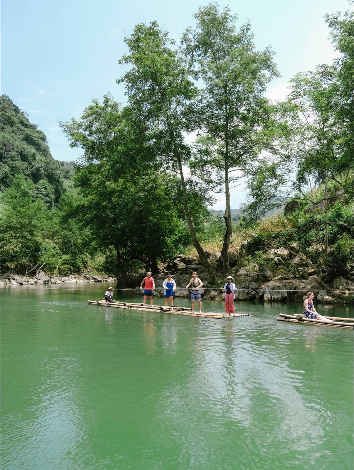 Đây cũng là lý do khiến suối vẫn giữ được nét nguyên sơ hiếm có. Những người đã từng đến đều có chung cảm nhận: không rác, không ồn ào, không dịch vụ chen chúc – chỉ có thiên nhiên trong lành và sự hiền hòa của con người nơi đây. Ảnh Blog của Rọt