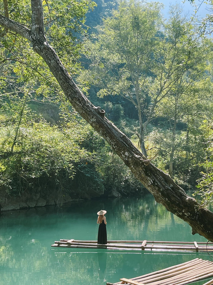 Ngoài ra, VGreen Travel cũng đưa ra gói tour chụp ảnh mùa thu tại suối Bản Án, kết hợp ghé qua các bản làng ít người biết như Lũng Hồ, Sủng Là và Lao Xa. Nhờ vậy, du khách từ nhiều nơi có thêm lựa chọn an toàn và tiện lợi khi muốn khám phá điểm đến còn hoang sơ này. Tuy nhiên, các đơn vị tổ chức đều nhấn mạnh việc giữ gìn cảnh quan, không vứt rác bừa bãi, hạn chế sử dụng đồ nhựa dùng một lần và tuân thủ nguyên tắc “đi không để lại dấu vết”. Ảnh Mến Phạm