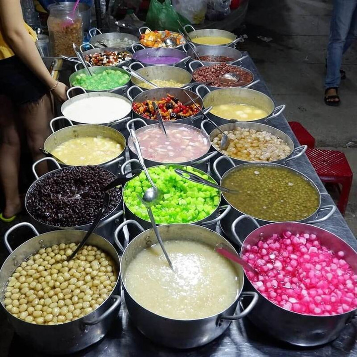 Để kết thúc ngày dài rong ruổi ẩm thực Huế, một chén chè Hẻm trên đường Hùng Vương sẽ là lựa chọn tuyệt vời. Tại đây, du khách có thể thưởng thức hơn chục loại chè khác nhau, từ chè bột lọc heo quay, chè đậu ngự, chè khoai tía đến chè đậu xanh đánh.Giá dao động 10.000 – 15.000 đồng/chén, phù hợp với mọi túi tiền. Vị ngọt thanh, cách nấu khéo léo khiến món ăn vừa dân dã, vừa đậm đà bản sắc cố đô. Ảnh MIA