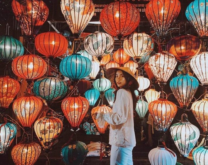 Ngoài ra, du khách còn có thể tham gia trò chơi dân gian như nhảy sạp, kéo co hay ném vòng, cùng thưởng thức những món ăn truyền thống của phố Hội: cao lầu, bánh vạc, mì Quảng và bánh trung thu thủ công nhân đậu xanh, thập cẩm. Ảnh MIA