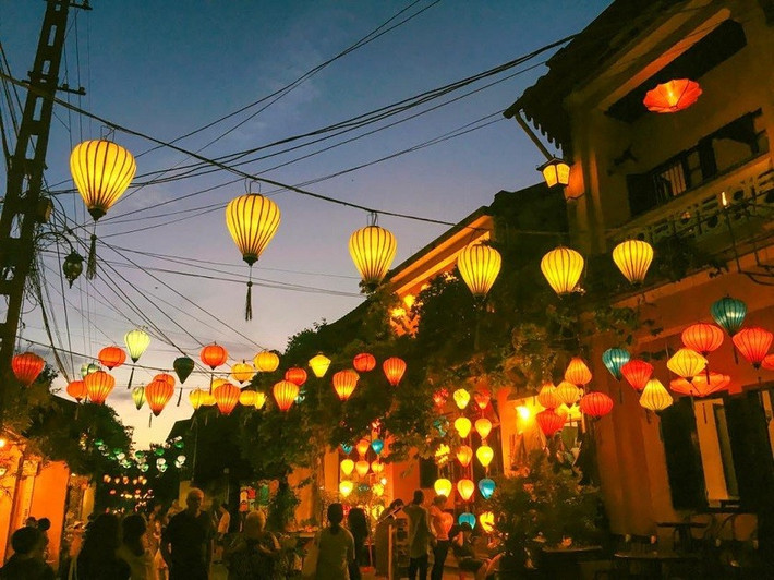 Khi những chiếc đèn lồng đầu tiên được treo lên, cả khu phố cổ như bừng tỉnh trong ánh sáng rực rỡ, ấm áp và đầy màu sắc. Ảnh MIA