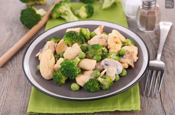 Bông cải xanh giàu chất xơ, giúp kéo dài cảm giác no, đồng thời chứa sulforaphane – hợp chất kích thích trao đổi chất và đốt năng lượng. Ảnh minh hoạ