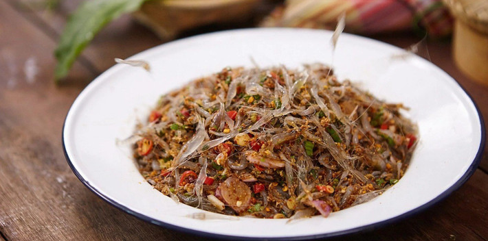 Tép nhảy tươi, ngọt, giòn được trộn đều với các gia vị, rau sống tạo nên một món ăn vừa ngon miệng lại cực kỳ bắt mắt.Ảnh dulichvietnam