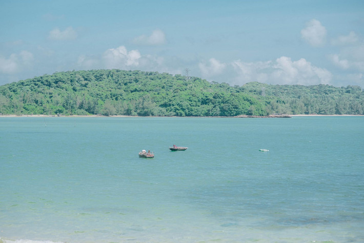 Để đến đảo Thanh Lân, du khách phải di chuyển qua hai chặng. Từ Hà Nội, du khách có thể đi xe khách tới Cái Rồng (Vân Đồn), sau đó tiếp tục di chuyển bằng tàu cao tốc hoặc tàu gỗ ra đảo Cô Tô. Hành trình này mất khoảng 5-6 tiếng. Từ Cô Tô, du khách sẽ lên tàu nhỏ để ra Thanh Lân, mất thêm khoảng 30 phút di chuyển. Dù có thể mất thời gian di chuyển, nhưng bù lại, du khách sẽ được thưởng thức vẻ đẹp hoang sơ của đảo Thanh Lân, nơi mà du lịch vẫn chưa bị “xâm lấn” quá nhiều.