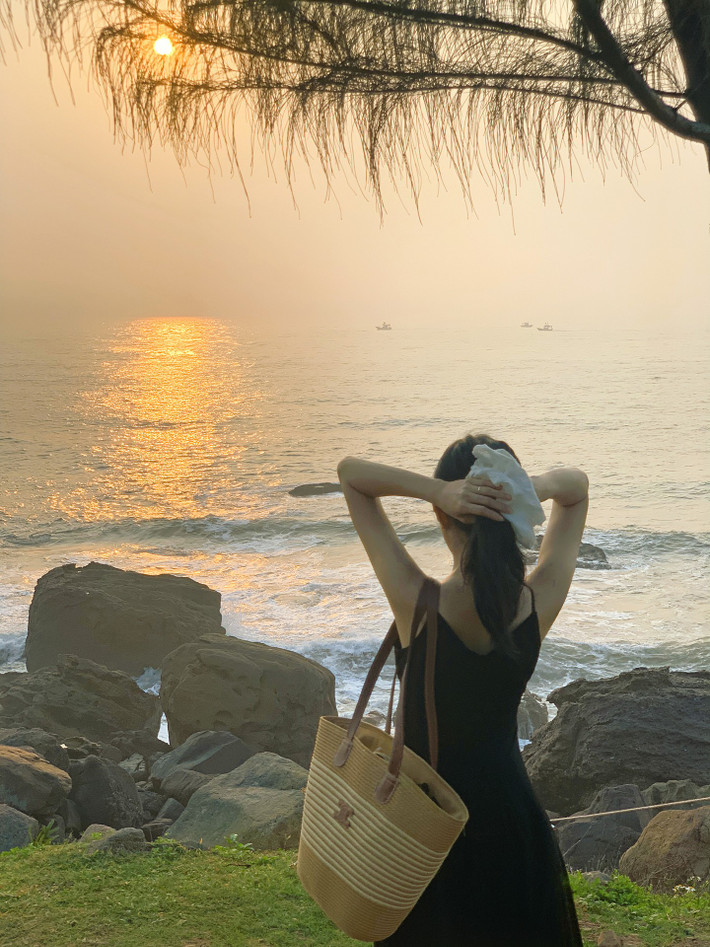 Không ồn ào như Sầm Sơn hay đông đúc như Hải Tiến, Bãi Đông mang trong mình nét tĩnh lặng của một vùng biển chưa bị du lịch hóa nhiều. Những mỏm đá đen hình thù độc đáo vươn mình ra biển, tạo thành khung cảnh vừa hùng vĩ vừa nên thơ, đặc biệt lý tưởng để chụp ảnh bình minh hoặc hoàng hôn. Cũng chính bởi vẻ đẹp mộc mạc này mà Bãi Đông ngày càng xuất hiện trong nhiều bộ ảnh cưới, ảnh du lịch của giới trẻ. Ảnh Lan Anh