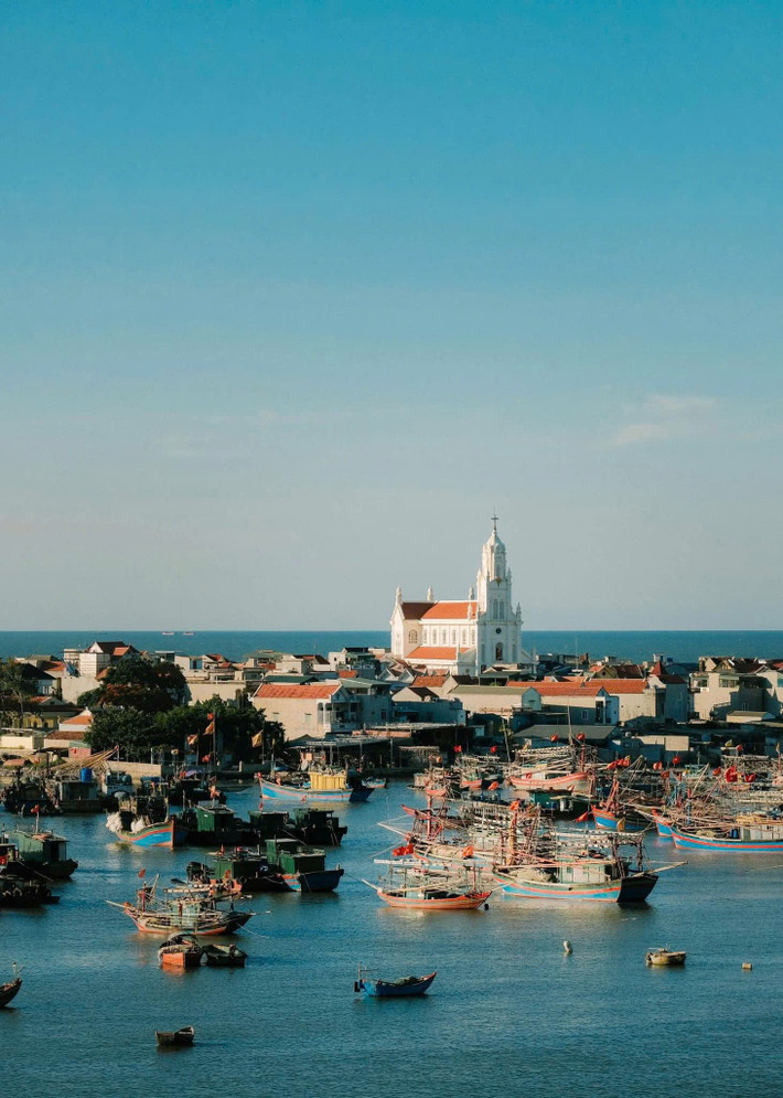 Về ẩm thực, khu vực Nghi Sơn nổi tiếng với các món hải sản như tôm tít hấp, mực nháy nướng, cháo nghêu, bề bề rang muối. Du khách có thể thưởng thức tại chợ hải sản địa phương hoặc các quán ăn ven đường, giá cả khá hợp lý, chỉ từ 150.000–300.000 đồng/người cho một bữa hải sản tươi rói. Ảnh Lan Anh