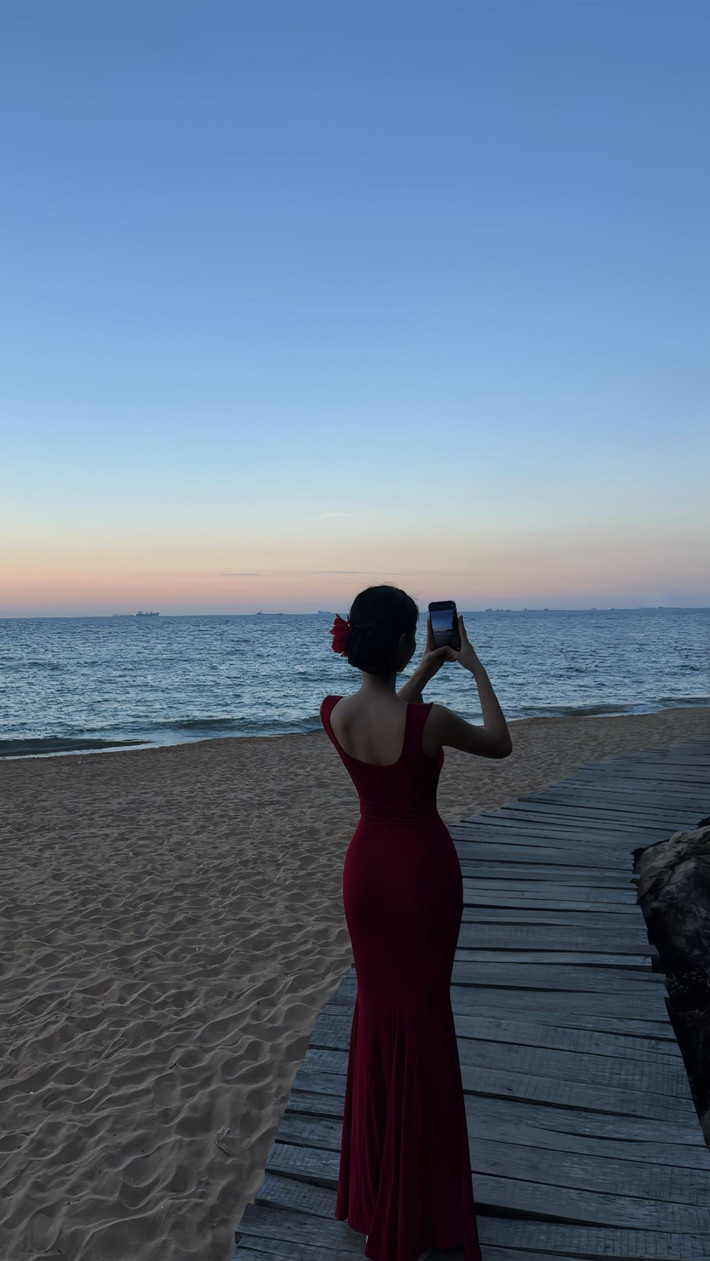 Trong thời buổi du lịch đại trà, những nơi như Bãi Đông chính là “khoảng lặng” đáng quý dành cho những tâm hồn yêu biển, yêu sự riêng tư và vẻ đẹp thuần khiết. Ảnh Minh Hằng