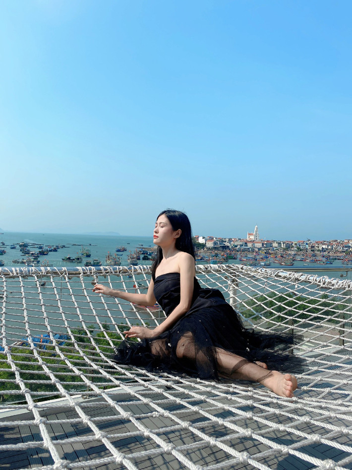 Ngoài tắm biển, du khách có thể trải nghiệm dạo bộ trên con đường ven biển rợp bóng cây, ngồi café ngắm sóng vỗ ở các homestay sát biển hoặc thuê thuyền đi câu cá, khám phá các bãi đá và rạn san hô gần bờ. Ảnh Lan Anh