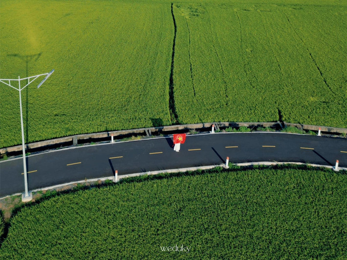 Không ồn ào, không dịch vụ du lịch xô bồ, nơi đây chinh phục du khách bằng sự mộc mạc với những thảm lúa trải dài bất tận, những con đường uốn lượn quanh co xuyên đồng, và cả những cây cầu gỗ đơn sơ vắt qua các kênh nước nhỏ. Ảnh Weduky
