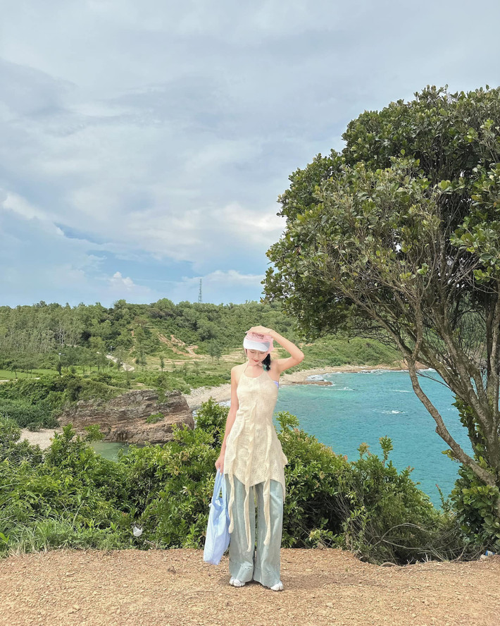 Tự túc khám phá hay đi tour trọn gói, mỗi hình thức đều có ưu điểm riêng. Nếu bạn là người thích trải nghiệm theo cách của riêng mình, đã quen với việc tự đặt dịch vụ và muốn kiểm soát ngân sách, hình thức tự túc sẽ mang lại sự thỏa mãn. Ngược lại, nếu mong một kỳ nghỉ thoải mái, không cần lo nghĩ nhiều, tour trọn gói chắc chắn là lựa chọn đáng cân nhắc. Ảnh Thu Thảo