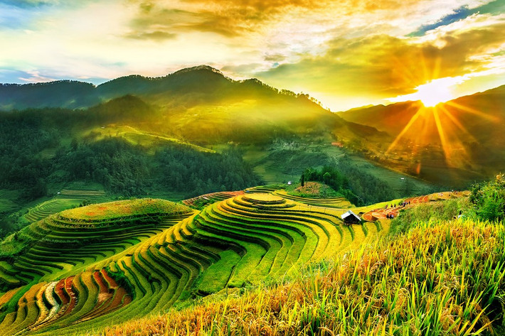 Khi săn bình minh miền Bắc, du khách nên chuẩn bị trang phục ấm, giày thoải mái, tôn trọng văn hóa bản địa và giữ gìn môi trường. Từng khoảnh khắc mặt trời ló rạng trên núi rừng Tây Bắc không chỉ mang đến vẻ đẹp tinh khôi, mà còn là trải nghiệm giúp lắng lòng, lưu giữ những ký ức khó quên giữa thiên nhiên hùng vĩ. Ảnh Elle