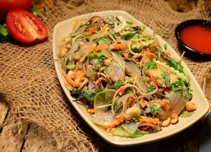 Nộm da trâu là đặc sản của người Thái, được chế biến công phu. Da trâu giòn sần sật, trộn cùng trám rừng, mắc khén, nước măng chua, ăn lạ miệng, mát dịu. Ảnh Crystal Bay