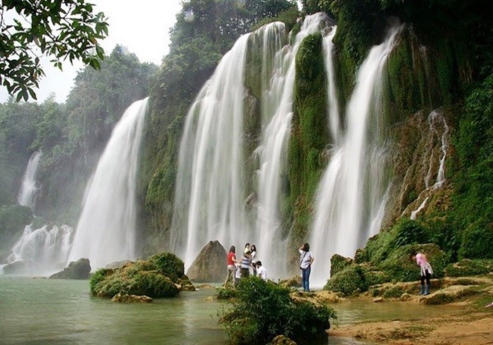 Thuộc xã Lâm Hà, thác Voi hay Liêng Rơwoa nổi tiếng với hình dáng những tảng đá dưới chân thác trông như đàn voi đang tắm. Mùa mưa, nước đổ từ cao 30 m, rộng 15 m, tạo làn sương mờ bao phủ khắp khu vực. Ảnh dulichluhanh