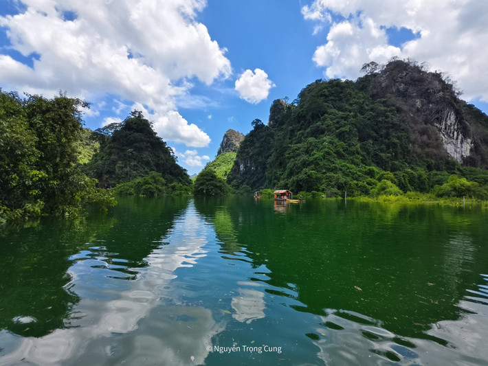 Buổi sáng, cả thung lũng như được bao phủ bởi làn sương nhẹ, khiến cho mỗi bước chân dạo quanh đều trở nên chậm rãi và thi vị hơn bao giờ hết. Ảnh Trọng Cung