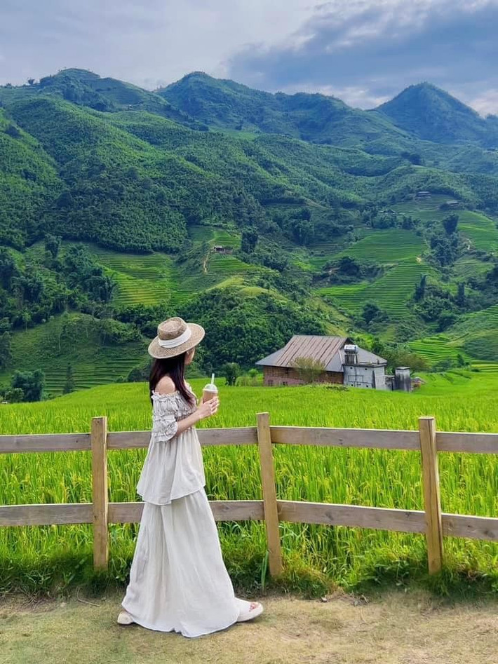 Nhận thấy tiềm năng phát triển du lịch sinh thái và cộng đồng tại Tả Van, nhiều công ty lữ hành trong nước đã xây dựng các tour trọn gói kết hợp nghỉ dưỡng, khám phá thiên nhiên và trải nghiệm văn hóa bản địa. Trong đó, Vietravel hiện cung cấp tour Hà Nội – Sa Pa – Tả Van – Lao Chải kéo dài 2 ngày 1 đêm, giá từ 2.690.000 đồng/người, bao gồm xe giường nằm, hướng dẫn viên bản địa, nghỉ tại homestay truyền thống và hành trình trekking ruộng bậc thang. SaigonTourist triển khai tour 3 ngày 2 đêm kết hợp tham quan Tả Van, bản Cát Cát và chinh phục đỉnh Fansipan bằng cáp treo, với giá từ 3.450.000 đồng/người. Ảnh Checkin Vietnam
