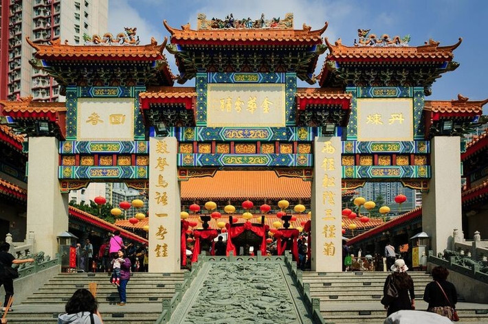 Kiến trúc truyền thống kết hợp chi tiết hiện đại tạo nên một công trình vừa cổ kính vừa gần gũi. Giữa khói hương bảng lảng và sắc đỏ mái ngói, nhiều du khách nói rằng họ đến Wong Tai Sin không chỉ để cầu an mà còn để tìm lại sự tĩnh tâm giữa nhịp sống hối hả. Ảnh datvietour