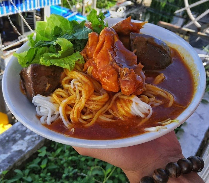 Một địa chỉ khác cũng rất được yêu thích là bánh tầm cay Chú Năm, nằm trên đường Phan Ngọc Hiển, gần chợ phường 8. Đây là quán bình dân, quen thuộc với người địa phương, nơi bạn có thể thưởng thức bánh tầm ăn kèm vịt nấu chao – món ăn đặc biệt hấp dẫn vào những buổi sáng mưa nhẹ. Hay bánh tầm cay Ngã Ba Quân Đội, tọa lạc tại góc đường Lý Thường Kiệt giao Trần Hưng Đạo. Quán đã có thâm niên nhiều năm, phục vụ cả bánh tầm cay và bánh tầm xíu mại trong không gian rộng rãi, sạch sẽ, giá cả phải chăng. Đây đều là những địa điểm lý tưởng để du khách khám phá trọn vẹn hương vị món ăn trứ danh xứ Đất Mũi. Ảnh dulichCaMau