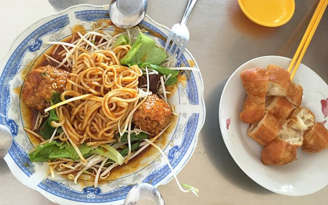 Để làm nên một tô bánh thơm ngon đúng điệu lại đòi hỏi sự kỳ công trong từng công đoạn.