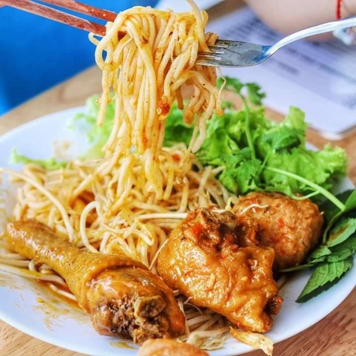 Bánh tầm cay không chỉ là món ăn sáng bình dân, mà còn là “đại sứ ẩm thực” đưa hương vị Đất Mũi đến gần hơn với du khách thập phương. Ảnh dulichCaMau
