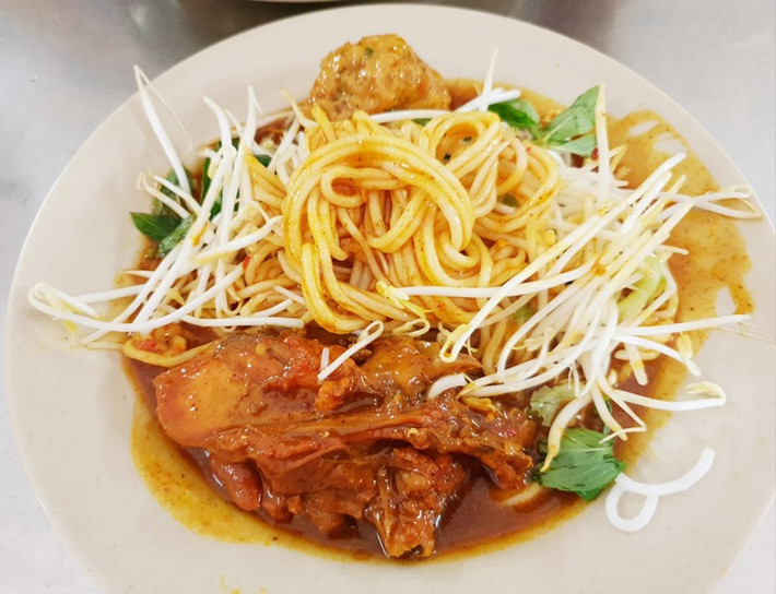 Vị bùi của bánh, vị cay nồng đậm đà của sốt hòa quyện tạo nên món ăn hài hòa, đậm chất miền Tây. Mỗi thìa đưa lên là một lần vị giác được đánh thức – cay mà cuốn, béo mà không ngấy, khiến người ăn cứ muốn thêm lần nữa. Ảnh Internet