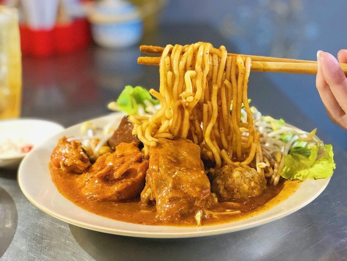 Để có được sợi bánh tầm trắng ngà, dai mềm đúng chuẩn, người làm phải chọn loại gạo ngon, ngâm qua đêm rồi xay mịn, sau đó trộn với bột năng và nước sôi. Hỗn hợp này được nhồi thủ công đến khi dẻo mịn rồi mới tạo sợi. Dù mất thời gian, cách làm thủ công vẫn là “bí quyết” giữ độ mềm dai tự nhiên, không lẫn vào đâu được. Ảnh Quán Lâm Tuệ