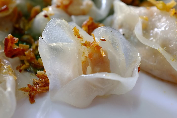 Trong số đó, bánh hoa hồng – bánh bao vạc là biểu tượng ẩm thực phố Hội. Những chiếc bánh nhỏ xinh, trắng ngần như đóa hoa, nhân tôm thịt được chế biến công phu, ăn kèm hành phi và nước chấm chua ngọt, tạo nên trải nghiệm khó quên. Ảnh MIA