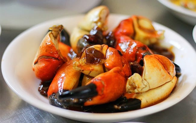 Ẩm thực ở Quan Lạn cũng là một điểm cộng lớn khiến du khách nhớ mãi không quên. Hải sản ở đây tươi rói, được đánh bắt trong ngày và chế biến ngay tại chỗ. Những món không thể bỏ qua gồm có sá sùng nướng – một loại đặc sản quý hiếm của vùng biển Quảng Ninh, tu hài hấp, cháo ngán, bề bề rang muối, và cả những đĩa mực nướng thơm lừng bên bếp than. Người dân trên đảo thân thiện và hiếu khách, sẵn sàng kể cho bạn nghe những câu chuyện đời thường về biển, về làng, về mùa cá và những đổi thay của Quan Lạn theo năm tháng.