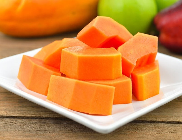 Đu đủ là một loại trái cây giàu vitamin A, C và chất chống oxy hóa, giúp bảo vệ gan khỏi sự tổn thương và hỗ trợ quá trình phục hồi. Đu đủ cũng giúp cải thiện khả năng tiêu hóa và hỗ trợ loại bỏ mỡ thừa, từ đó giúp giảm gánh nặng cho gan.