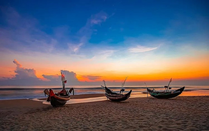 Không chỉ thuận tiện di chuyển, Thuận An còn ghi điểm nhờ các hoạt động đa dạng như tắm biển, thể thao bãi biển, thưởng thức hải sản tươi sống và đặc biệt là ngắm hoàng hôn trên phá Tam Giang – một trong những khoảnh khắc đẹp nhất tại cố đô. Thuận An vừa đủ sôi động để không nhàm chán, lại đủ dịu dàng để lưu luyến.