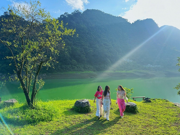 Thuộc khu du lịch sinh thái Trà Lĩnh, hồ Thang Hen là hệ thống gồm hơn 30 hồ nước ngọt nằm giữa rừng núi đá vôi trập trùng. Điều đặc biệt là các hồ có độ cao chênh lệch nhau, tạo nên dòng chảy tự nhiên giữa các lòng hồ, một hiện tượng địa chất hiếm thấy. Ảnh checkinVietnam