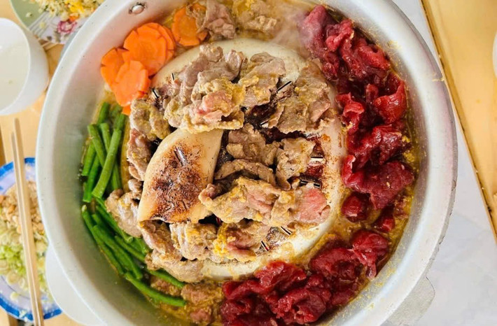 Không chỉ ngon miệng, món bò leo núi còn được ăn kèm với bánh tráng, rau sống, dưa leo, chuối chát và chấm cùng nước mắm me chua cay mặn ngọt – đúng chuẩn hương vị miền Tây. Ảnh Báo An Giang