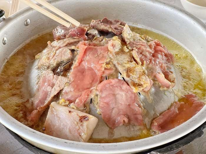 An Giang vùng đất nổi tiếng với cảnh quan hùng vĩ và văn hóa đặc sắc không chỉ hút hồn du khách bằng rừng tràm, núi Cấm hay chợ nổi Long Xuyên, mà còn khiến người ta lưu luyến bởi nền ẩm thực phong phú. Trong đó, "bò leo núi" là một trong những món ăn lạ miệng, hấp dẫn, khiến bất cứ ai thử một lần đều khó quên. Ảnh Lang thang An Giang