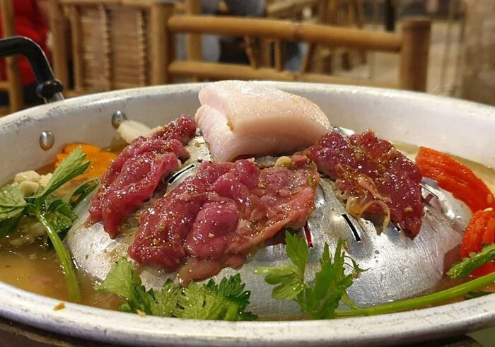 Du khách đến An Giang, nếu muốn tìm một trải nghiệm ẩm thực mới lạ giữa khung cảnh núi non xanh mát, bò leo núi là một lựa chọn không thể bỏ qua. Ảnh Mỹ Nhung