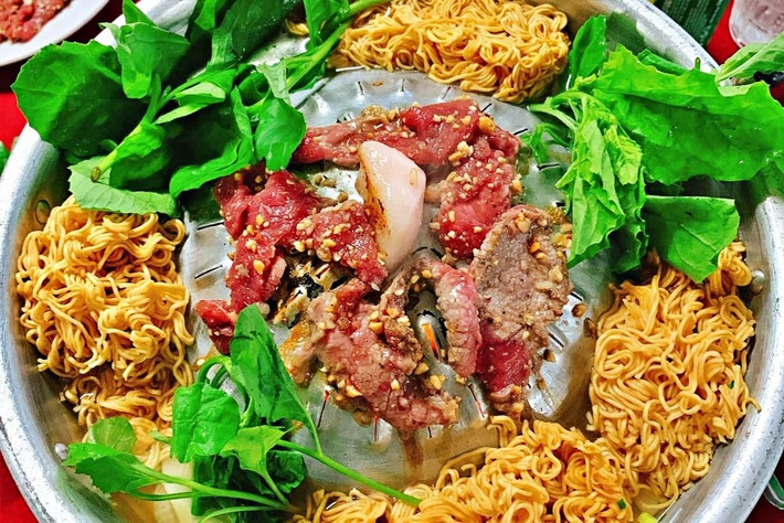 Bên dưới, một cục mỡ bò hoặc bơ được làm nóng chảy, vừa giúp làm chín thịt vừa tỏa mùi thơm béo ngậy. Ảnh Nguyễn Tuấn Vũ