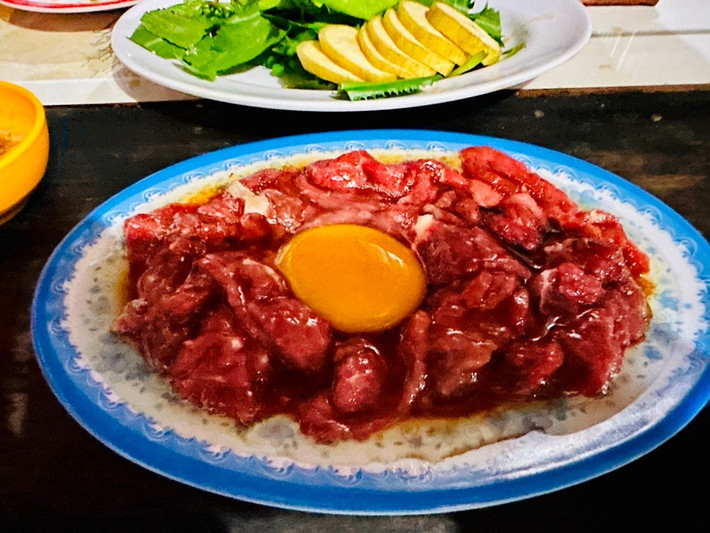 Bò leo núi không phải là món ăn phổ biến ở khắp nơi, mà gắn liền với vùng núi non Tri Tôn, Tịnh Biên nơi có nhiều đồng bào dân tộc sinh sống, đặc biệt là người Khmer. Ảnh Nguyễn Tuyết