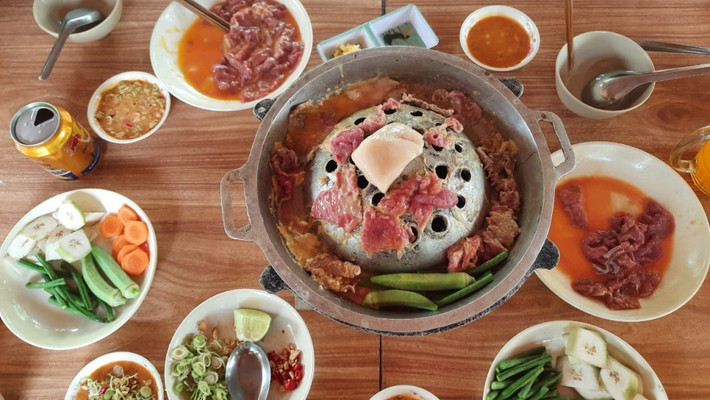 Nghe tên “bò leo núi”, nhiều người không khỏi tò mò. Thực chất, đây là món thịt bò được ướp đậm đà rồi đem nướng trên một chiếc vỉ gang hình chóp, có lỗ thoát hơi ở giữa trông như một ngọn núi nhỏ. Ảnh Mỹ Nhung