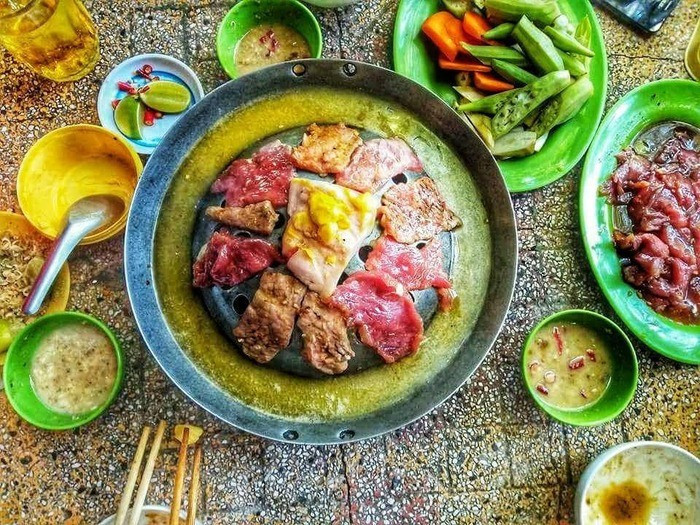 Miếng bò được xếp từ chân đến đỉnh “núi”, vừa nướng vừa tỏa khói thơm lừng, khiến thực khách không chỉ được ăn ngon mà còn mãn nhãn với cách trình bày độc đáo. Đây cũng chính là lý do món ăn này có cái tên đặc biệt bò "leo" lên núi.