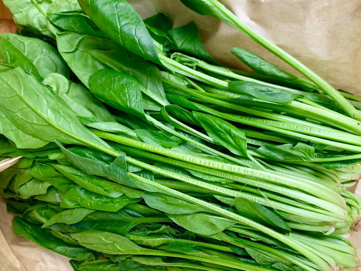 Cải bó xôi là loại rau xanh quen thuộc, giàu vitamin, khoáng chất và chất xơ, được đánh giá cao trong thực đơn hàng ngày. Ảnh minh hoạ