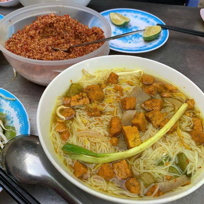 Nếu đang có kế hoạch du lịch miền Tây, hãy nhớ dành thời gian để thưởng thức bún Xiêm Lo. Món ăn này không chỉ hấp dẫn về mặt hương vị mà còn mang trong mình sự kết hợp của nhiều yếu tố văn hóa, từ người Khmer, người Việt đến những ảnh hưởng từ ẩm thực Thái Lan. Ảnh Đặc Sản Miền Sông Nước