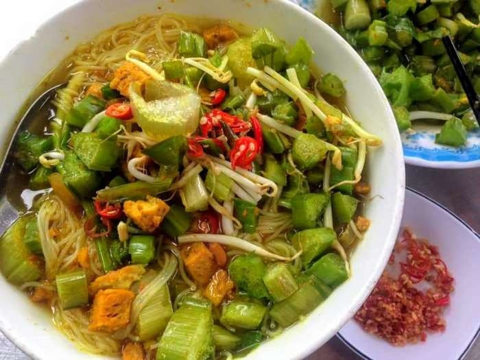 Điểm đặc biệt và hấp dẫn nhất của bún Xiêm Lo chính là nước lèo – thứ nước dùng được chế biến từ nước dừa tươi, nghệ, sả, cà ri và đầu cá lóc giã nhuyễn. Màu nước lèo vàng óng, sánh đặc, với mùi thơm nồng nàn của sả và nghệ, mang lại cảm giác thanh mát nhưng cũng vô cùng đậm đà. Nước lèo này không quá ngậy mà có vị nhẹ nhàng, dễ chịu, khiến thực khách có cảm giác như đang thưởng thức một món ăn đầy tinh tế.
