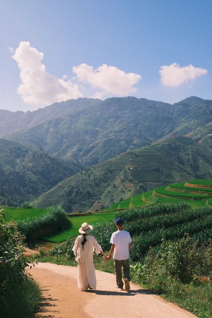 Đến nơi, điều đầu tiên khiến du khách ngỡ ngàng là sự yên tĩnh. Không tiếng còi xe, không biển hiệu rực rỡ, Xím Vàng hiện ra giản dị với những căn nhà trình tường màu đất vàng sẫm, mái gỗ pơ mu bạc màu, vườn rau trước hiên và những đứa trẻ chơi đùa trong nắng. Người Mông ở đây vẫn giữ lối sống truyền thống: canh tác thủ công, dệt vải thổ cẩm, hun thịt treo bếp, ăn mèn mén, uống rượu ngô và sống chan hòa cùng thiên nhiên. Ảnh Diệp Hữu Đạt