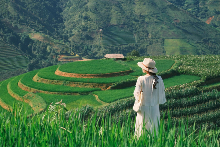 Tuy quãng đường không dài, nhưng đoạn từ thị trấn vào Xím Vàng khá gập ghềnh, nhiều khúc cua và dễ trơn trượt khi mưa. Thế nhưng, chính cung đường này lại là một phần không thể thiếu của trải nghiệm, bởi cảnh sắc hai bên đường hiện ra như tranh: rừng cây xanh ngút ngàn, những bản làng nhỏ nằm lưng chừng núi, mây lững lờ vắt ngang đầu xe. Ảnh Diệp Hữu Đạt