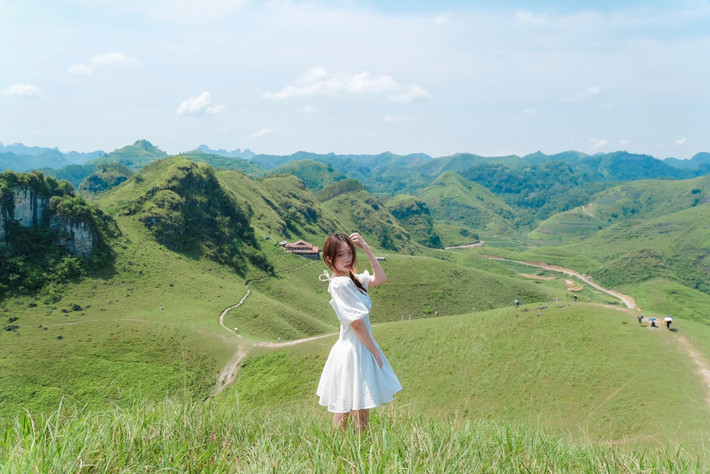 Không giống như nhiều điểm du lịch đã được quy hoạch, đồi cỏ Vinh Quý vẫn giữ nguyên nét nguyên sơ, thuần khiết của thiên nhiên. Ảnh Ba Đứa Mình