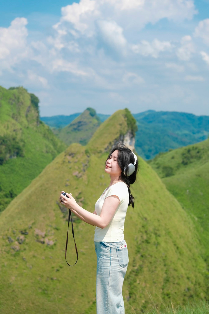 Mỗi mùa, đồi cỏ Vinh Quý lại mang một sắc thái riêng. Nhưng khoảng thời gian từ tháng 5 đến tháng 10 được xem là “mùa vàng” để trải nghiệm, khi cỏ bắt đầu mọc xanh mơn mởn, thời tiết mát mẻ, trong lành, nắng không quá gắt, thích hợp cho các hoạt động ngoài trời như trekking, picnic hay dựng trại qua đêm ngắm sao. Ảnh Ba Đứa Mình