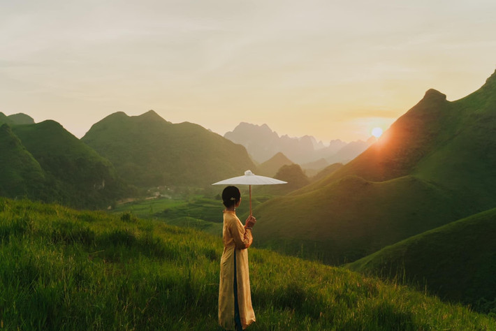 Sau hành trình khám phá thiên nhiên, đừng quên thưởng thức ẩm thực đặc trưng của vùng đất Cao Bằng. Nơi đây nổi tiếng với nhiều món ngon mang đậm hương vị núi rừng như phở chua độc đáo, bánh cuốn trứng chan nước xương, trám đen dẻo bùi, lợn đen Hạ Lang, cốm Nà Pò dẻo thơm hay vịt cỏ Trùng Khánh nướng than hồng – những đặc sản không chỉ làm ấm bụng mà còn để lại dư vị khó quên trong lòng du khách phương xa. Ảnh Hoang Kieu Khanh