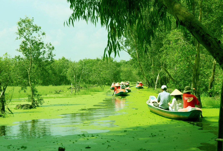 Dù mở rộng không gian du lịch, nhưng những thay đổi địa giới hành chính có thể khiến một số du khách "bối rối nhẹ", nhất là với những người đã quen với bản đồ cũ. Một số địa danh nổi tiếng trước đây thuộc tỉnh này, nay đã về tỉnh khác. Vì vậy, du khách nên cập nhật kỹ thông tin, tra cứu địa điểm, kiểm tra đường đi và hỏi thêm người dân địa phương hoặc hướng dẫn viên nếu cần. Ảnh IViVu