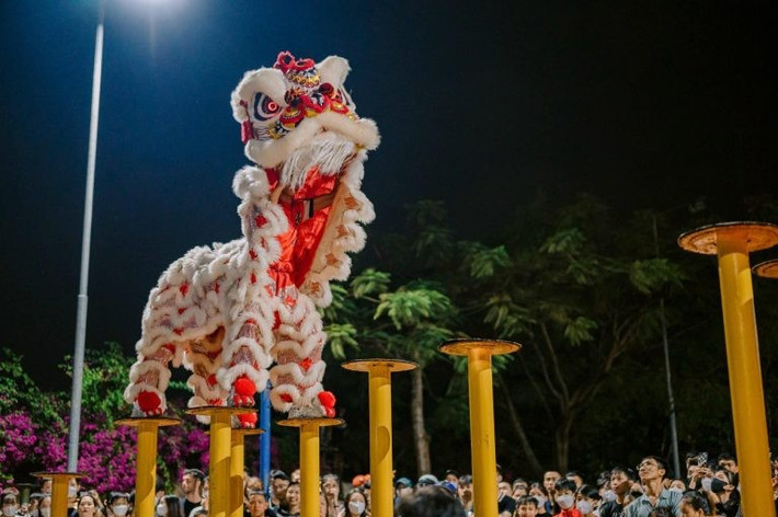 Không chỉ có ánh sáng của đèn lồng, Trung thu ở Hội An còn rộn ràng với múa lân, rước đèn và các tiết mục nghệ thuật dân gian. Ảnh hoianrt