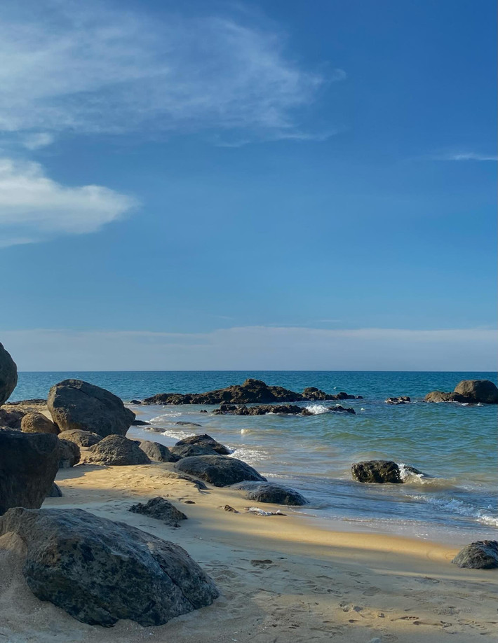 Đặc biệt, vào mùa mưa nhẹ ở Huế, các bãi đá ở Hàm Rồng phủ kín rêu xanh, tạo nên bức tranh thiên nhiên lãng mạn như một thước phim. Ảnh Internet